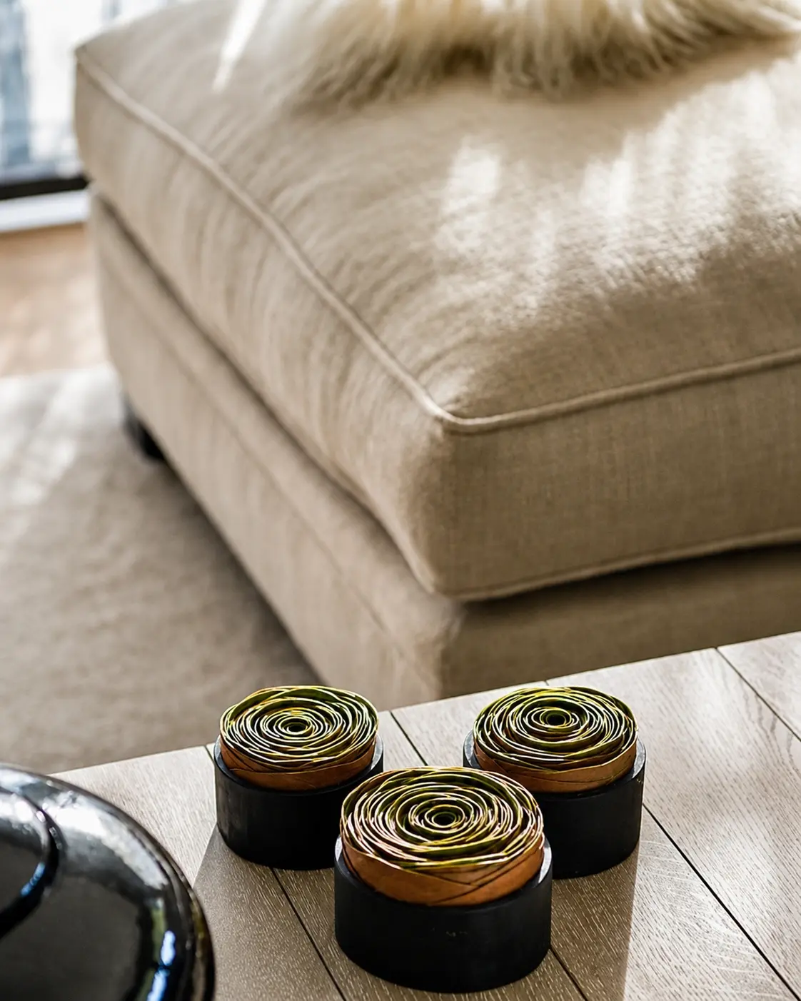Trio in interieur — Draad, hout en blad op sokkel