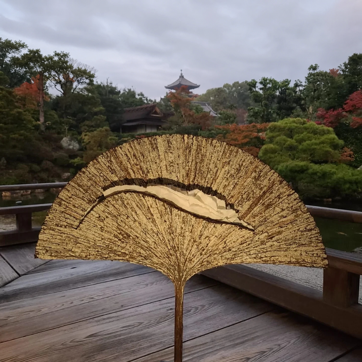 Gouden waaier voor de tuin van de Ninnaji Tempel, Kyoto 2022
