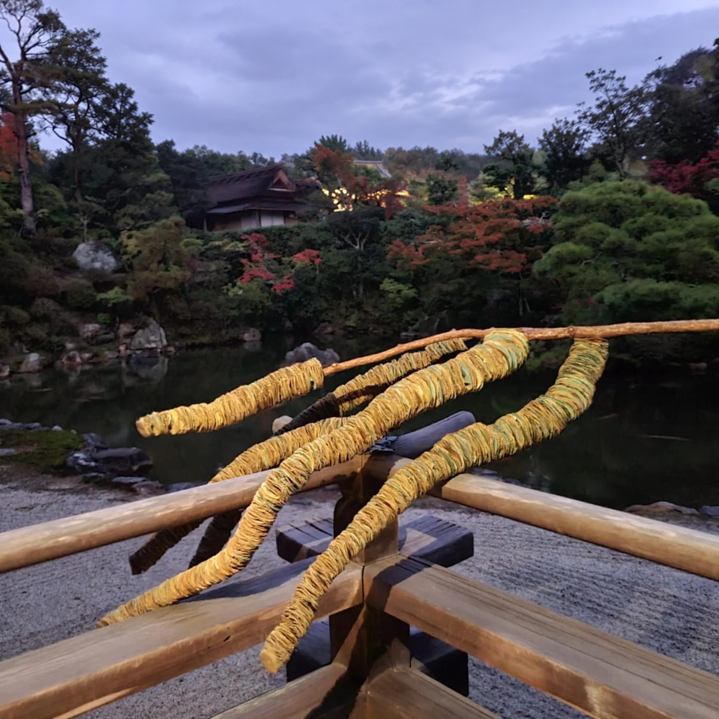 Werk op de brug in de tuin van de Ninnaji Tempel, Kyoto 2022