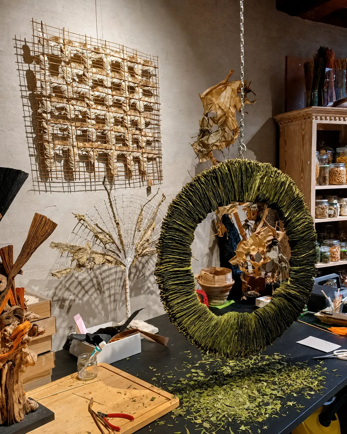 Het atelier van Yvonne Schuurmans met werk in uitvoering