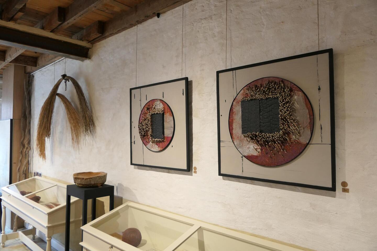 Rood Reliëf, diptiek — Zee-egelstekels, papier, pigment op paneel